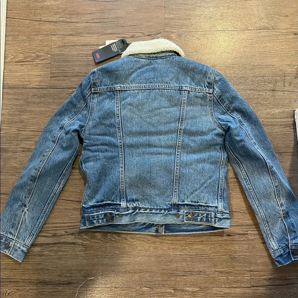 Levi’s | Original Sherpa Trucker Jacket in Extremely Lovable - Medium Wash - Picture 5 of 11
